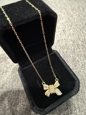 Pure 18K Ribbon Pendant Necklace with Natural Diamonds